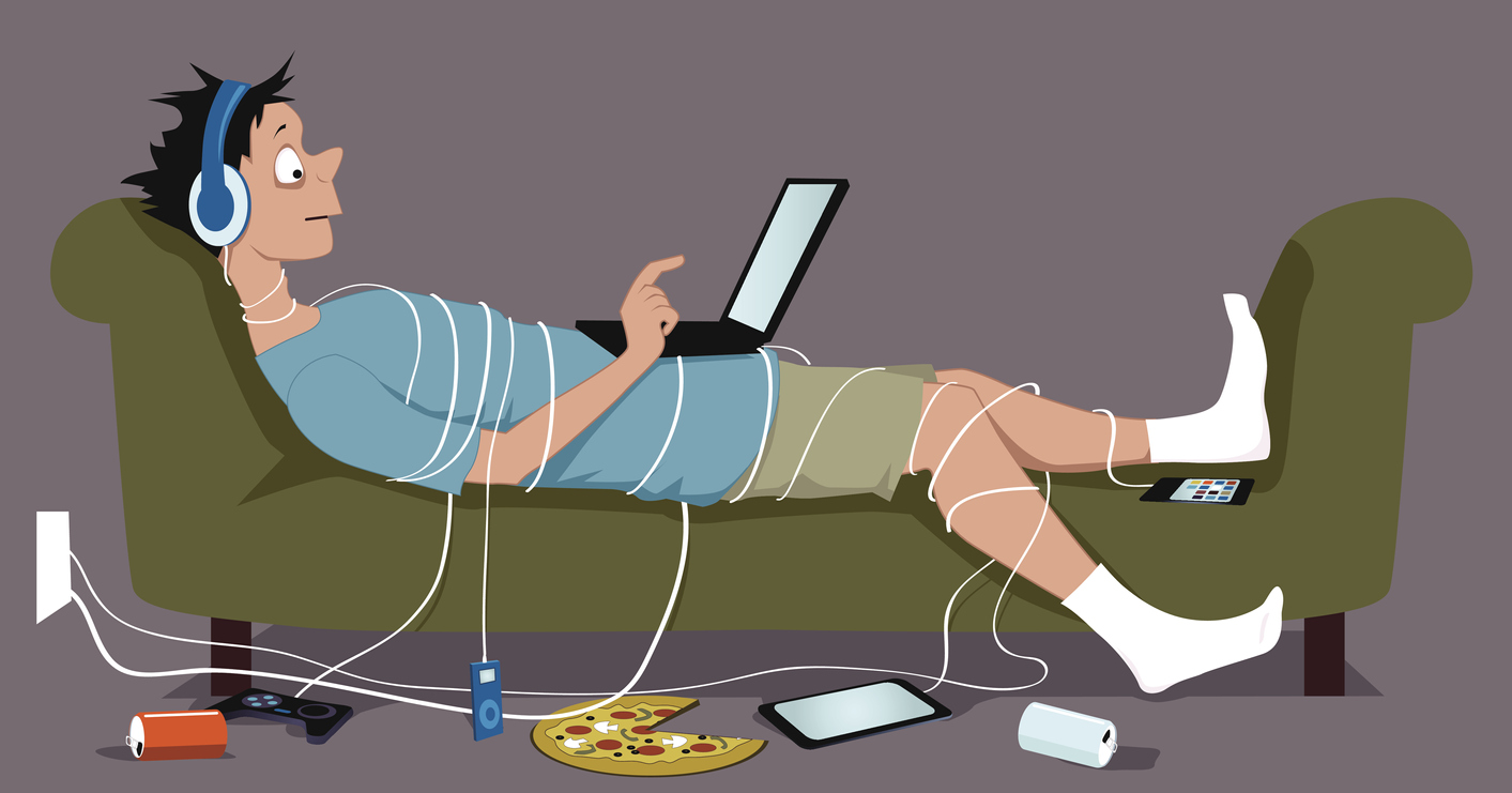 Un dessin d'un homme couché sur son sofa qui regarde son ordinateur avec des écouteurs. Il est enroulé des cables partout qui connectent à plusieurs autres écrans à terre. Il y a de la nourriture par terre.