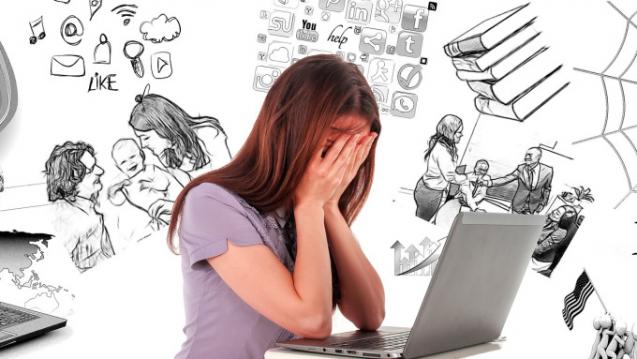 Une femme qui a les mains sur son visage en regret devant son ordinateur. En arrière plan, plusieurs dessins noir et blanc montre ses pensées.