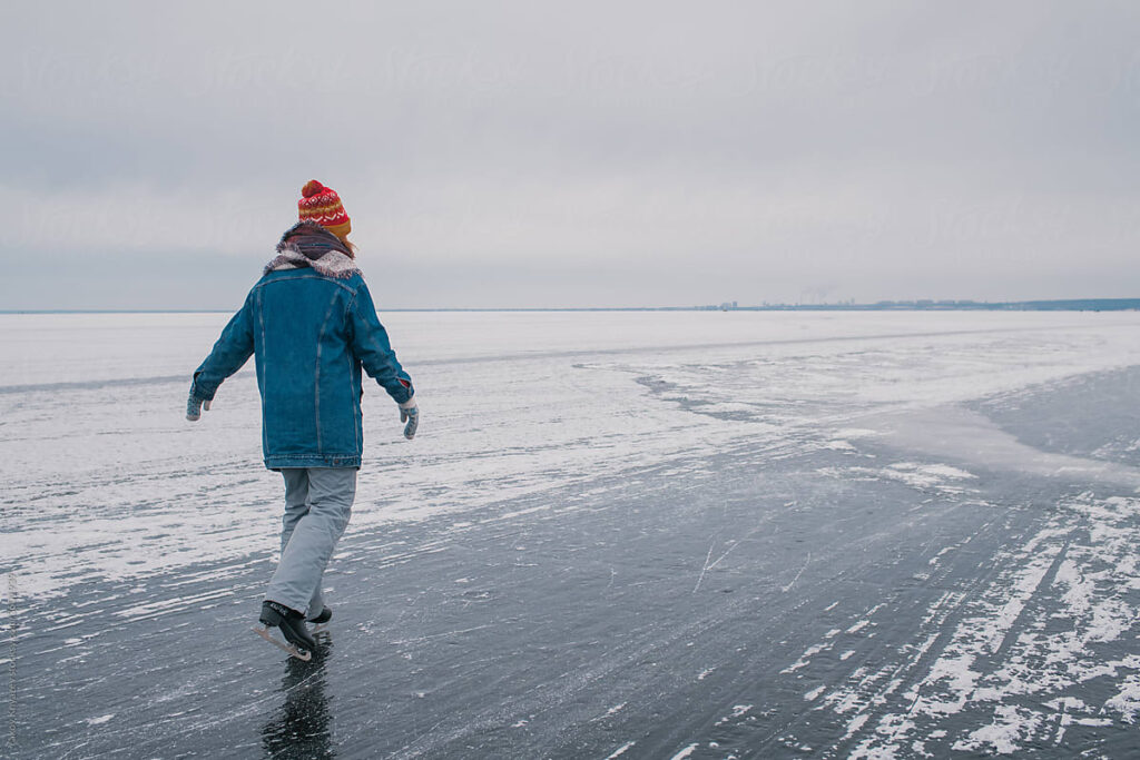 Quelqu'un qui fait du patin sur glace sur une rivière glacée.